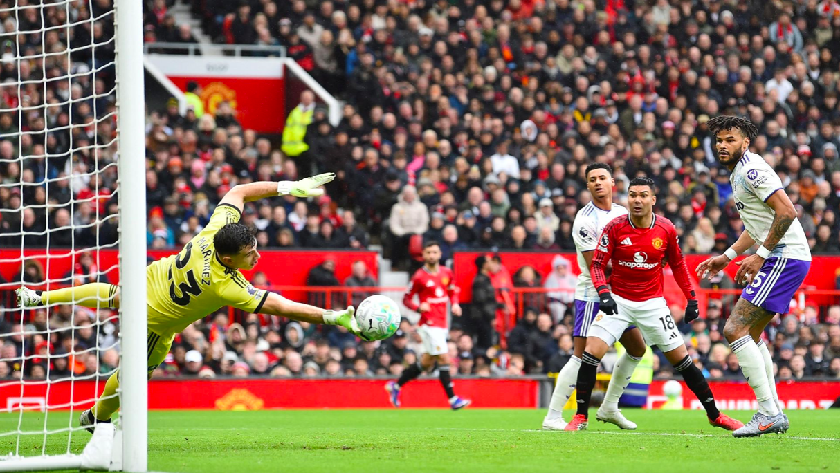 企鹅体育直播排球-豪门悲喜夜：曼联3-1维拉跻身前3 利物浦1-1惨遭热刺绝平 巴萨5-2